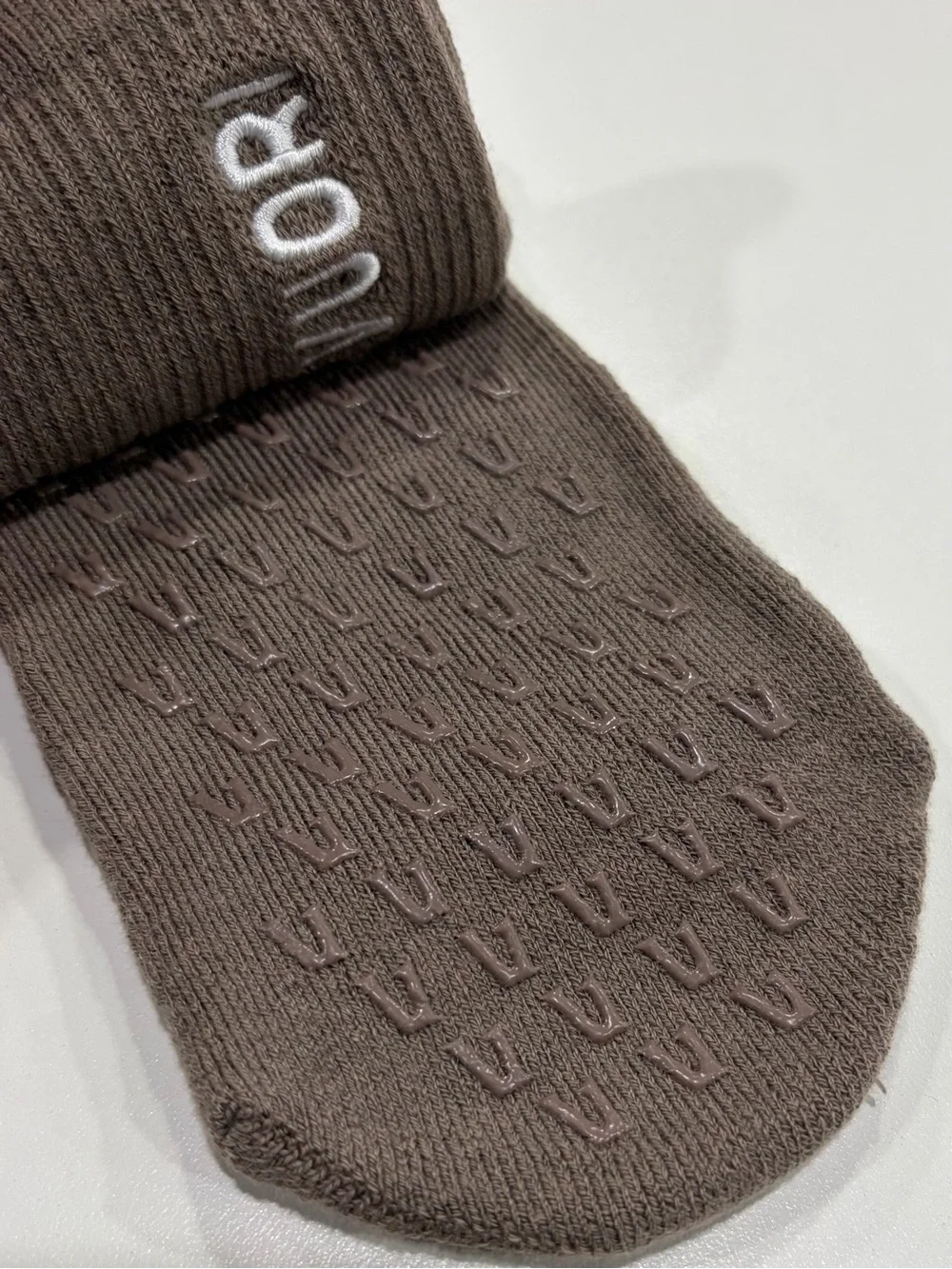 Vuori Women's Large Half Crew Gripper Sock Taupe Pilates Yoga Grip NWT Men's